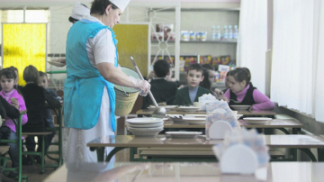 Cine furnizează lactate în școli? La săptămâni de scandal, lactatele în școli sunt neverificate