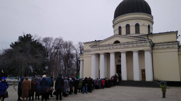 Moldovenii au făcut o coadă imensă la Icoana Sfintei Matrona de la Catedrală