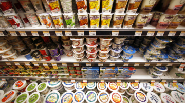 I-a cumpărat iaurt copilului, însă a avut parte de o surpriză neplăcută când l-a deschis