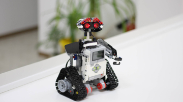 Peste 500 de adolescenţi  şi-au dat întâlnire la cea dea patra ediţie a concursului FIRST LEGO League