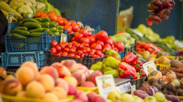 Produsele de post ne ard la buzunar. Cu cât s-au scumpit fructele și legumele