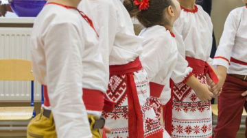 Costumele pentru matinee, la mare căutare în ajunul sărbătorilor de primăvară