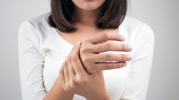 Studiu: De ce ne dor articulațiile când este ger afară