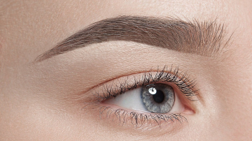 Nano-sprâncene: pulverizare cu pudră pentru cei care apreciază frumusețea naturală