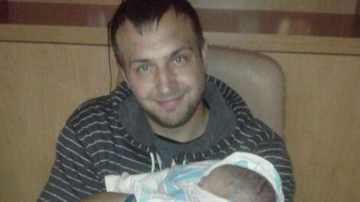 25-летний отец засунул свою 1,5 месячную дочь в морозилку, а затем заснул на диване