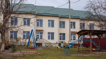 O educatoare trăiește cu soțul și copiii săi în grădiniță