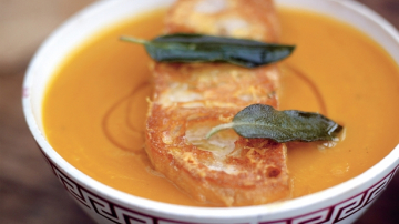 Supă din dovleac și pesmeți cu cașcaval de la Jamie Oliver