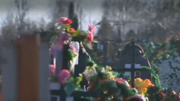 Un făt mort, găsit într-un cimitir