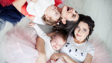 Olesea Sveclă și sora sa, alături de fiice, într-o ședință foto inedită