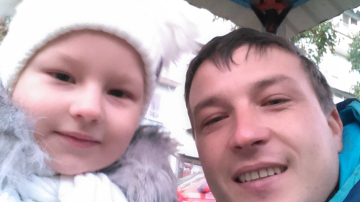 Imagini cu o fetiță din Moldova, folosite în acțiuni false de caritate