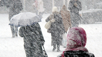 Vremea se răceşte brusc şi revin ninsorile