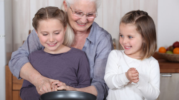 S-a demonstrat că bunica pe linia maternă este cel mai important om din viața copilului