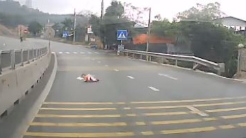 Младенец ползком пересек вьетнамскую автомагистраль: видео