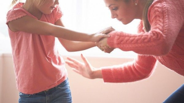 Что происходит с детьми, которых шлёпают?