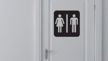 POZA ZILEI. Toaleta dintr-un spital din Chișinău în care se permite doar să urinezi