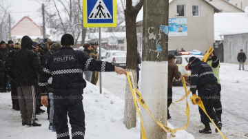 Житель столицы выпал с балкона пятого этажа, сбивая сосульки