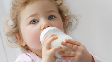 Atenție! Ce se întâmplă cu dinții copiilor dacă folosește prea mult biberonul