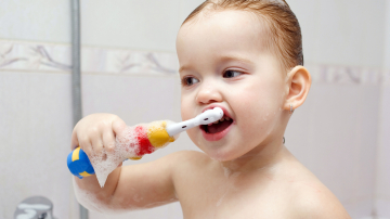 Когда стоит начать чистить зубы ребёнку