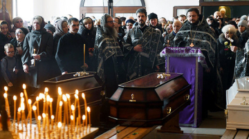 Imagini cutremurătoare. Părinţii îşi îngroapă copiii arși în mall-ul din Kemerovo