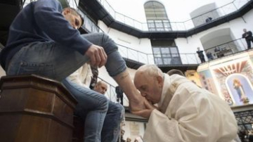 Papa Francisc a spălat şi a pupat picioarele unui moldovean (VIDEO)