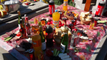 Fără bucate şi băuturi alcoolice pe morminte de Paștele Blajinilor. Ce spun medicii!