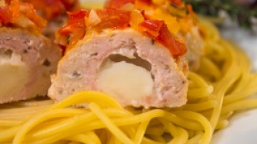 Тефтели с моцареллой в томатном соусе