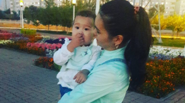 Телеведущая из Казахстана умерла в неисправном лифте на глазах у дочери