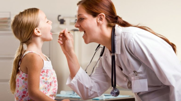 Как облегчить боль в горле у ребенка