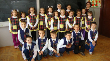 Elevii, părinții și profesorii urmează să-și exprime părerile despre uniformele școlare