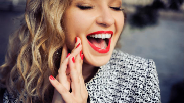 3 trucuri care previn apariția cariilor și îngălbenirea dinților