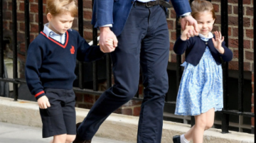 Принц Джордж и принцесса Шарлотта посетили новорожденного братика