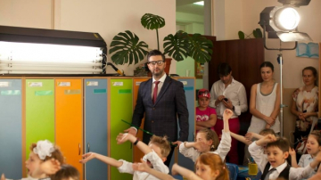 Adrian Ursu, in rol de profesor! Vezi noul videoclip dedicat copiilor