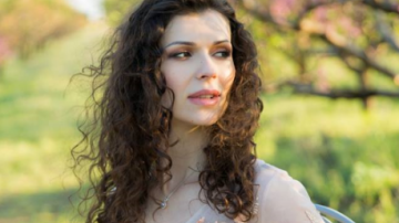 Stela Mikșanski poartă rochia mamei din timpul sarcinii. Arată senzațional!