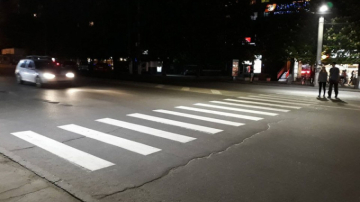 В Кишиневе появился пешеходный переход со светящейся разметкой