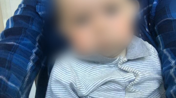 Un copil de nouă luni a fost găsit abandonat în tufiș