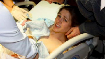 A primit o despăgubire de 16 milioane de dolari, după ce asistenta i-a impins copilul înapoi