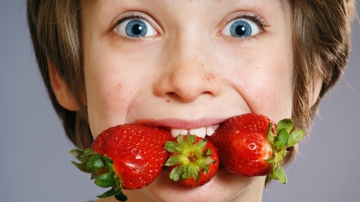 Căpşunile sunt interzise copiilor mici. Motivul incredibil