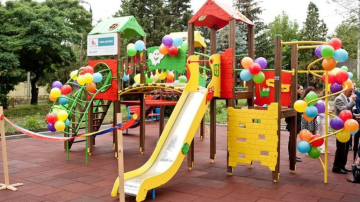 Copiii cu autism au nevoie de un teren de joacă. Votul tău le poate realiza visul