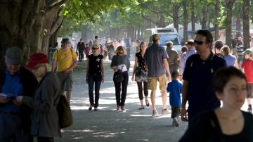 Salariul a 30% din moldoveni nu le ajunge nici pentru strictul necesar (SONDAJ)