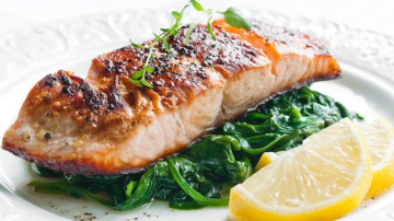 Somon glazurat în sos dulce acrișor