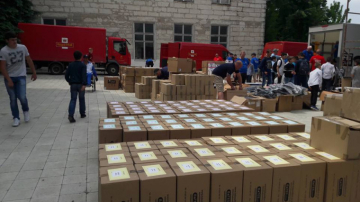 Moldoveanca ce a topit inima Reginei Elizabeta a adus 8 camioane de ajutor umanitar acasă