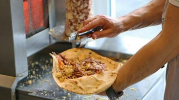 INTOXICAȚIE ÎN MASĂ: Peste 40 de adolescenți, la spital după ce au mâncat SHAORMA într-un restaurant