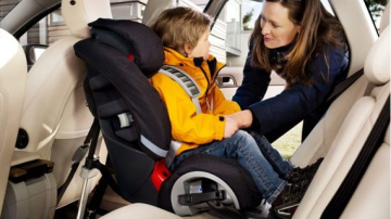 Familiile cu venituri mici ar putea beneficia de scaune auto pentru copii