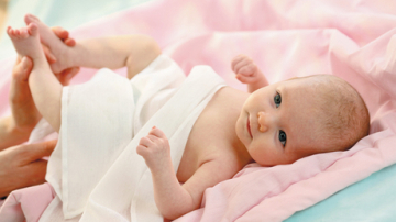 Atenție, părinți! Ce trebuie să știți despre sănătatea bebelușului imediat după naștere