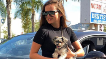 Are burtica tot mai mare. Cât de dulce e Xenia Deli cu cățelușul în brațe