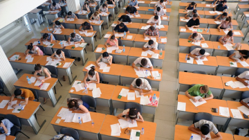 Elevii claselor a XII-a se pregătesc intens pentru BAC