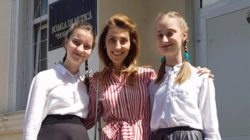 Aura e mândră foc. Fetele ei au deja o meserie