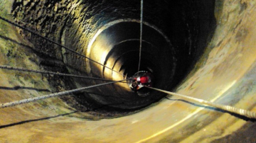 O tânără a căzut într-o fântână adâncă de 14 metri