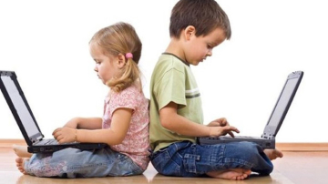 Avertisment! Ce păţesc copiii şi adolescenţii care abuzează de telefoane şi Internet