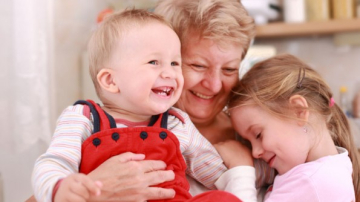 Iată cum o vede un copil pe bunica! O compunere, care te va face să râzi cu lacrimi